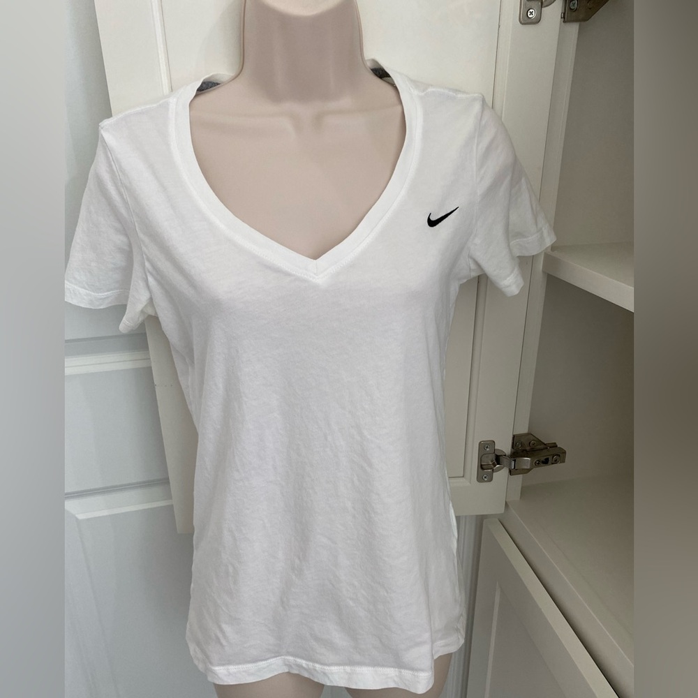 Nike Women's Classic slim White V-Neck Tee